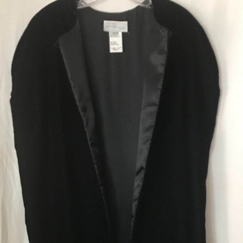 Scott McClintock, One size fits all, Black